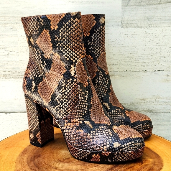 NWT VINCE CAMUTO JEMERIA LEATHER BOOTS - Picture 12 of 13